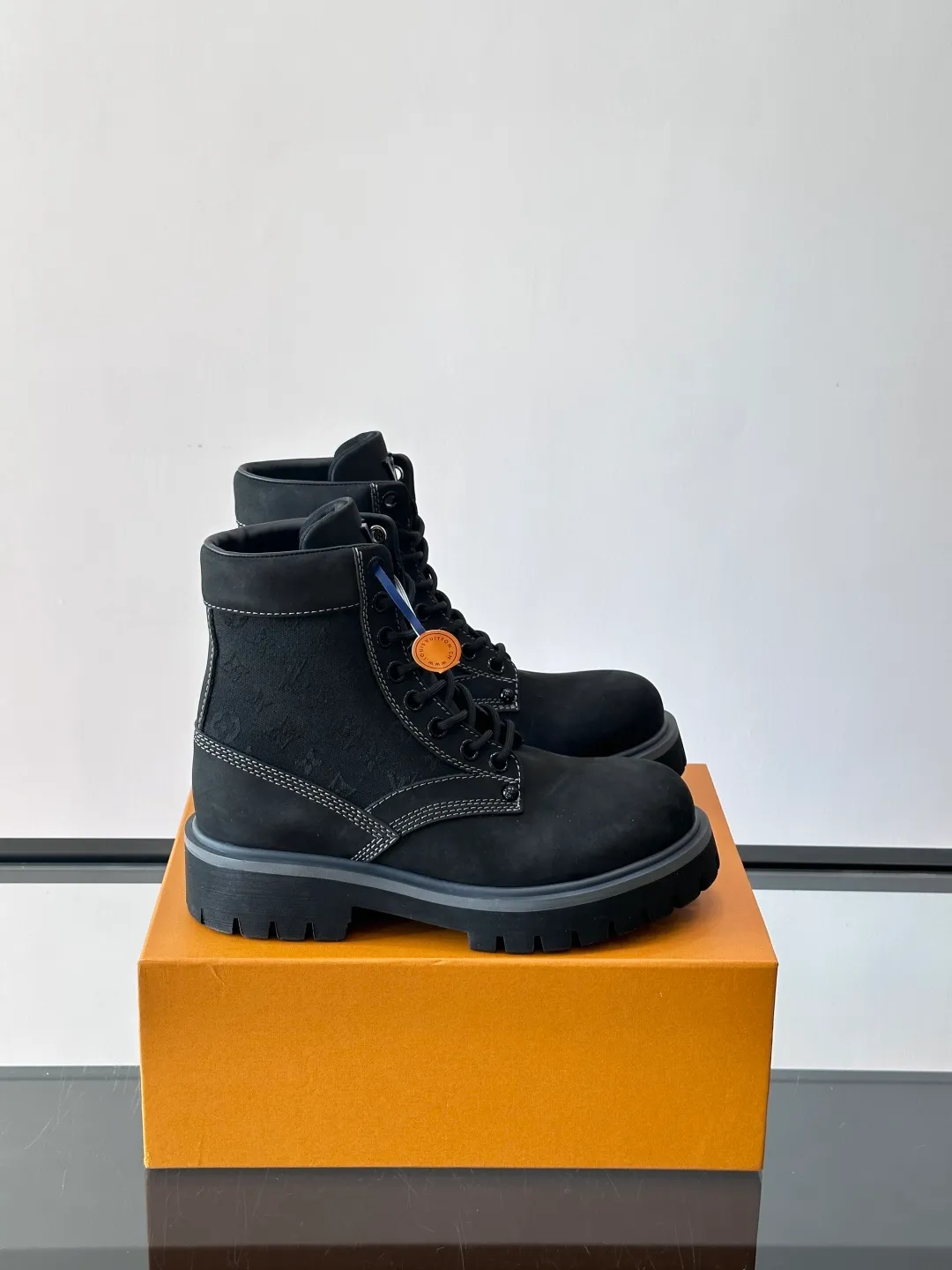 [L Home] Top P: 920💰 Size: 39-44 (45 can be customized) LOUIS VUITTON Louis Vuitton ss25 LV Donkey brand new thick-soled lace-up big-toe shoes men's casual shoes high-top short boots. These boots are crafted from top-grain calf leather for a lightweight and comfortable fit. The thick EVA outsole is embellished with eye-catching ridges, and the trendy attitude of being both strong and soft makes it an everyday choice. ✔Upper: imported first-layer cowhide ✔Lining: cowhide ✔Outsole: original molded outsole Size: 39-45